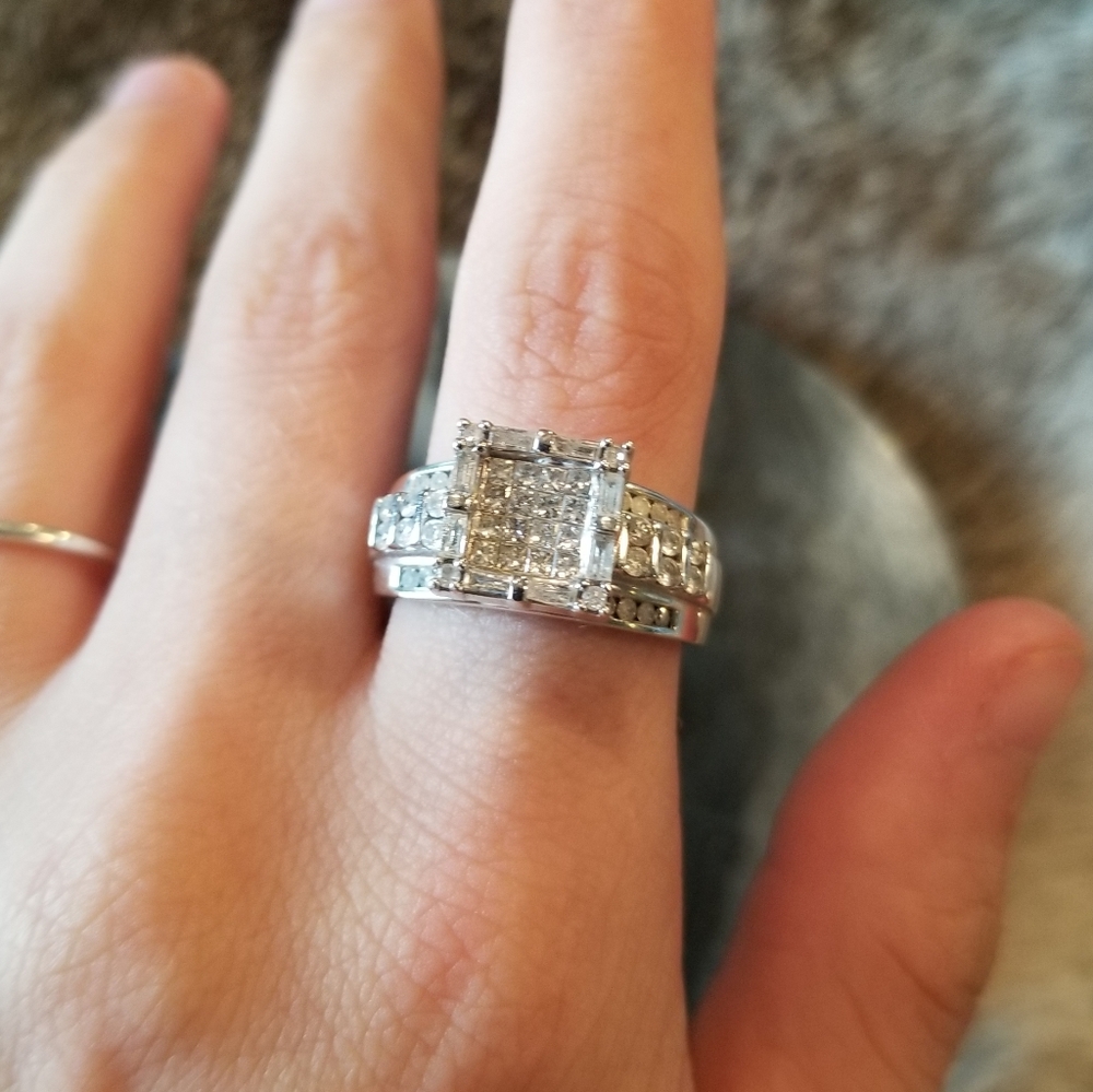 10K Square Design Squared Cut Gem Ring Size 8
